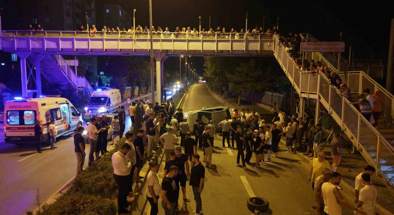 Hurdaya dönen araçtan 3 genç sağ çıkarıldı, vatandaşlar ekiplerin müdahale anını böyle izledi