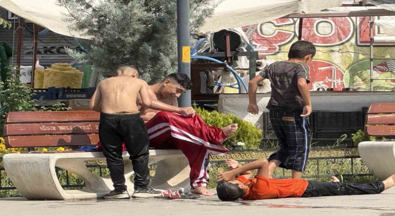 Iğdırda kavurucu sıcakta tehlikeli serinlik, çocuklar süs havuzuna girdi
