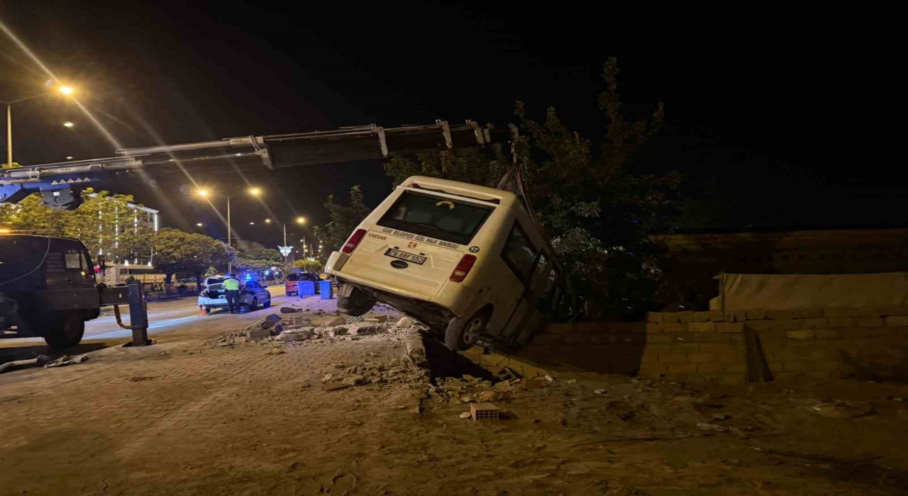 Iğdırda kaza yapan yolcu minibüsü bahçe duvarında asılı kaldı