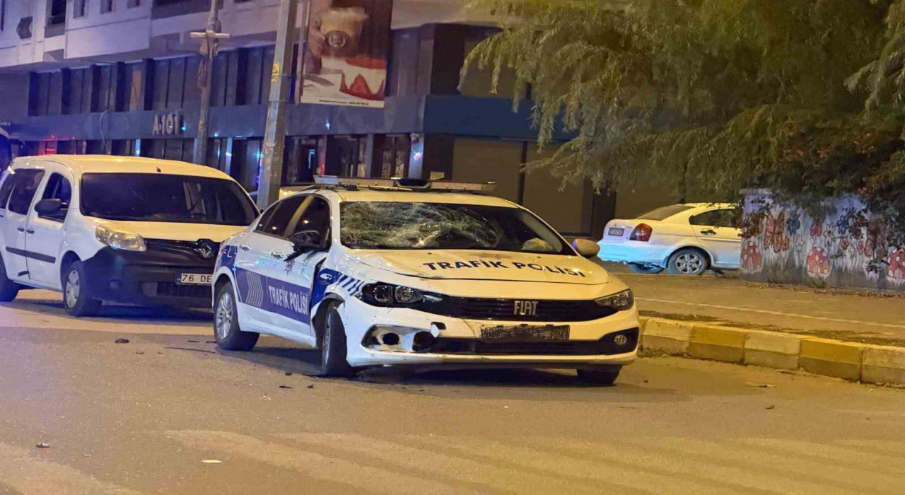 Iğdırda motosiklet ile polis aracı çarpıştı: 2 ağır yaralı
