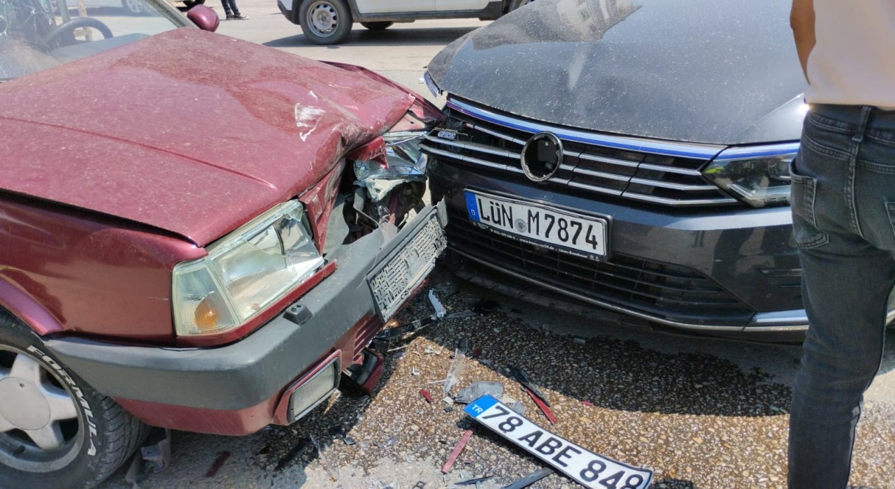 İki otomobilin çarpıştığı kaza kamerada: 3 yaralı