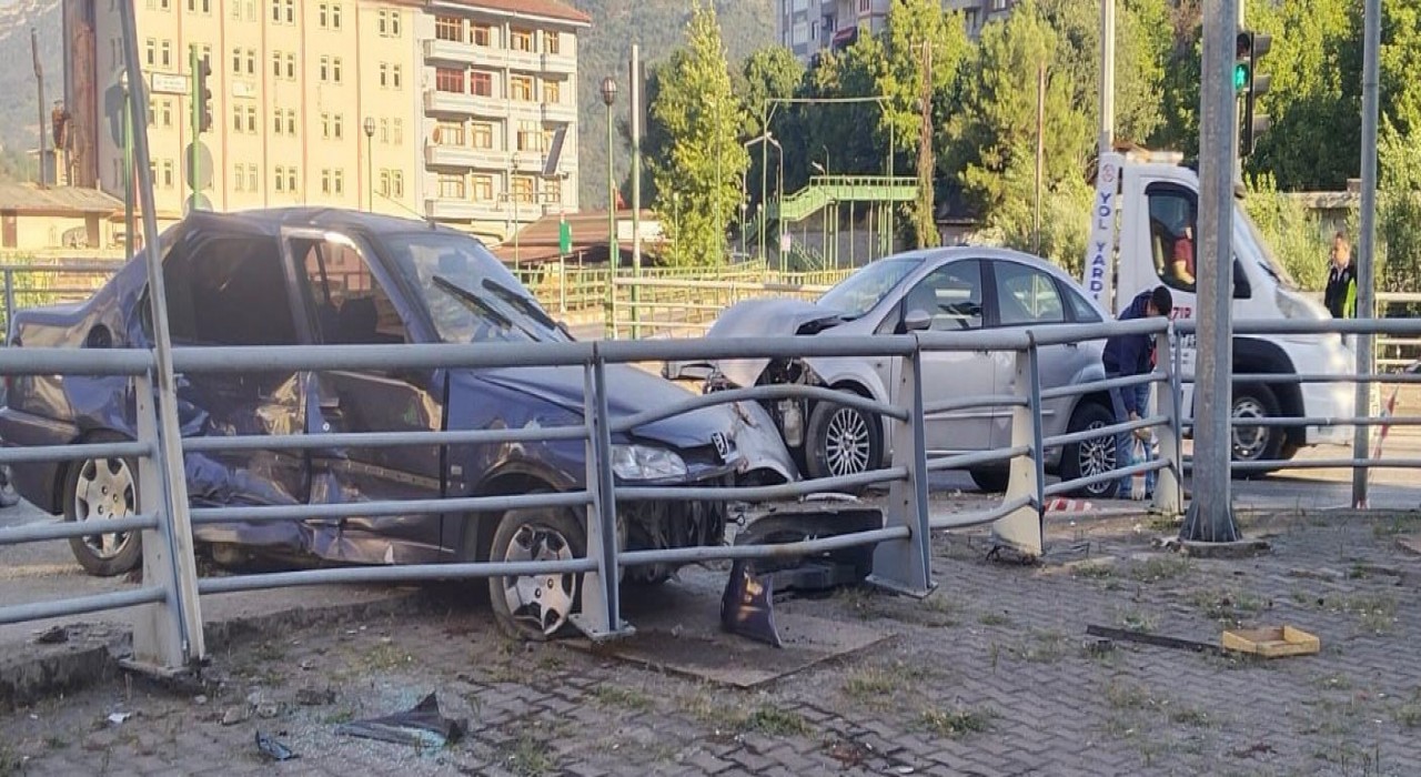 İki otomobilin çarpıştığı kazada 4 kişi yaralandı