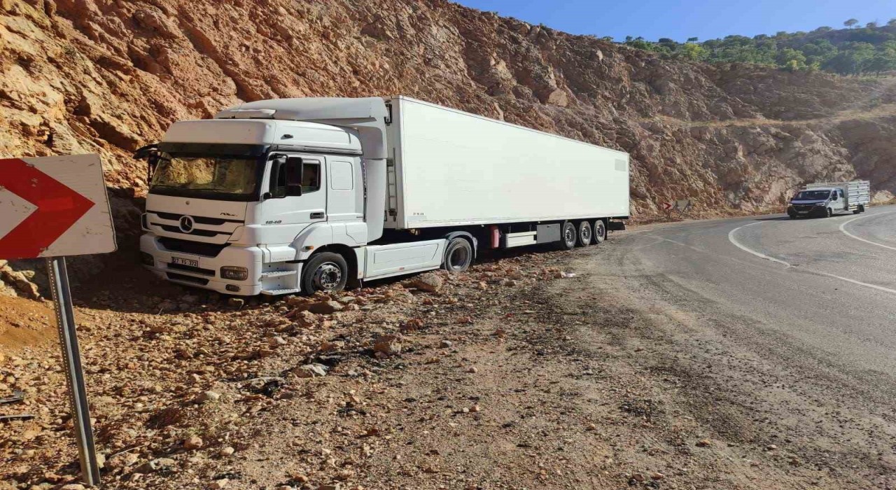 İliçte tır yoldan çıktı