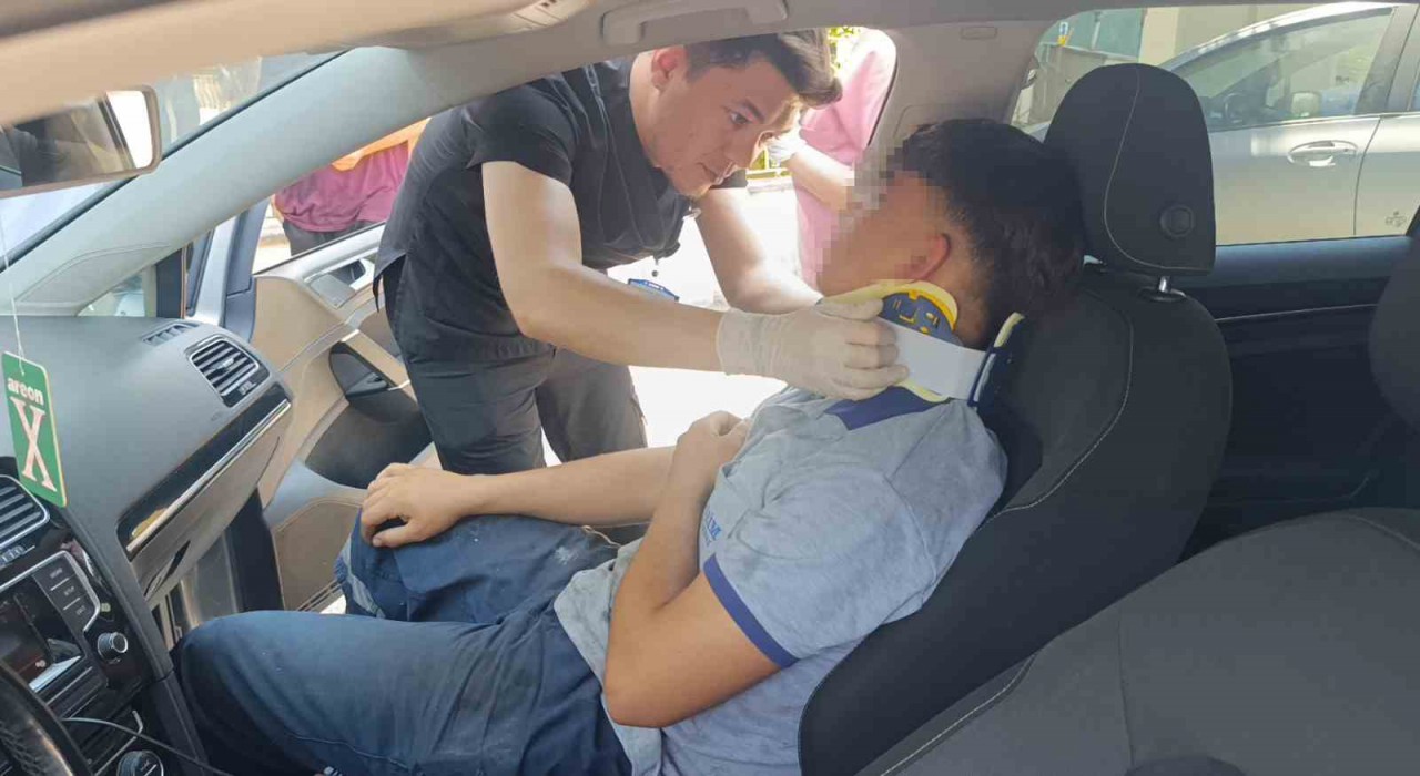 İlk tedavisi çarpıştığı otomobilde yapıldı