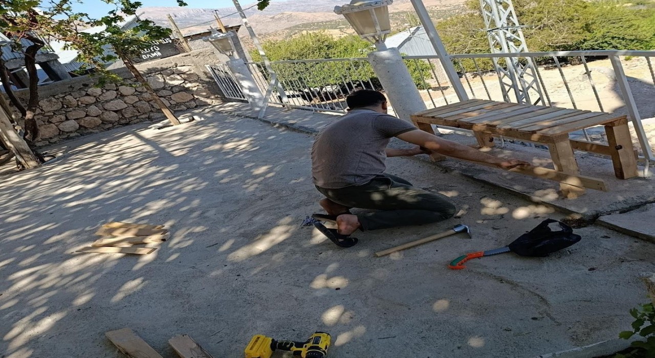 İmam, cami bahçesine kendi elleriyle oturak yaptı