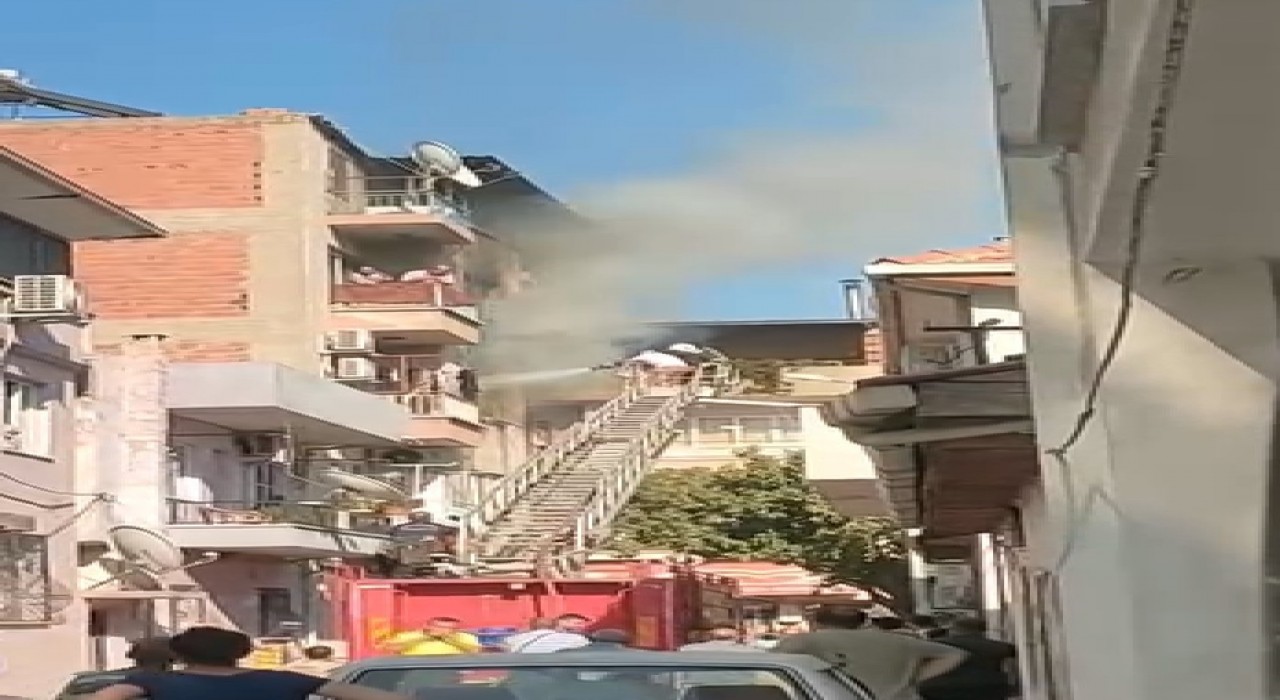 İncirliovada yangın çıktı, 2 kişi dumandan etkilendi