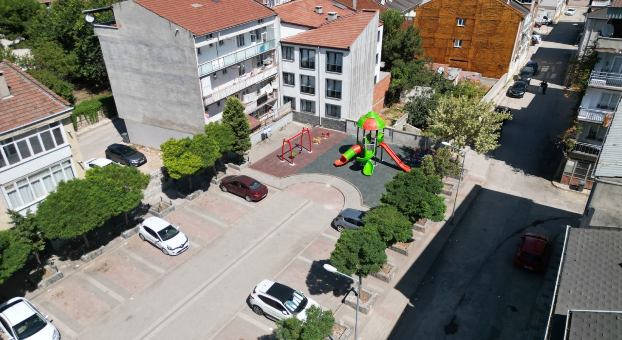 İnegöl Belediyesi eskiyen çocuk parklarını yeniliyor