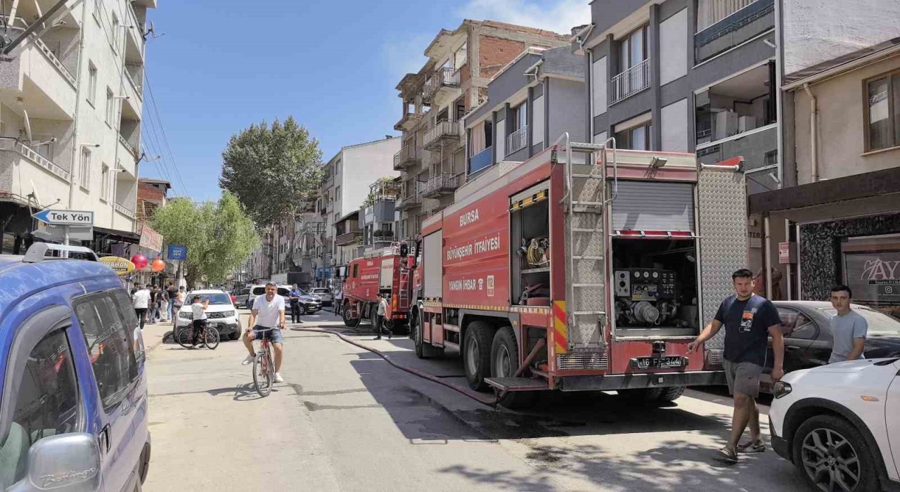 İnegölde yıkımına başlanan apartmanda yangın çıktı