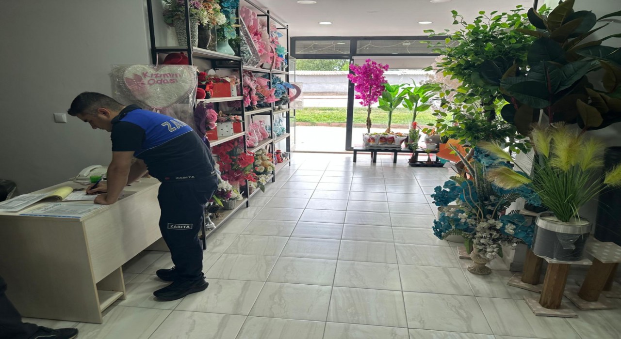 İnegölde zabıta çiçekçileri mercek altına aldı