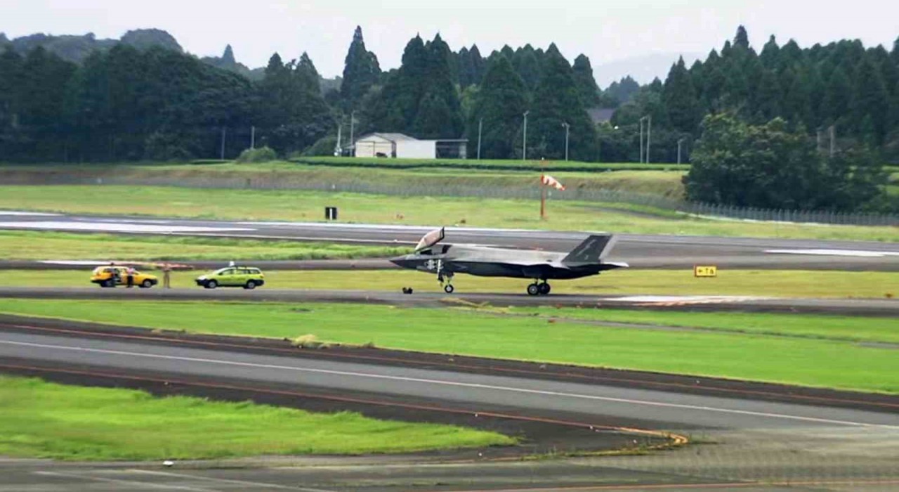 İngiltereye ait F-35B savaş uçağı Japonyaya acil iniş yaptı