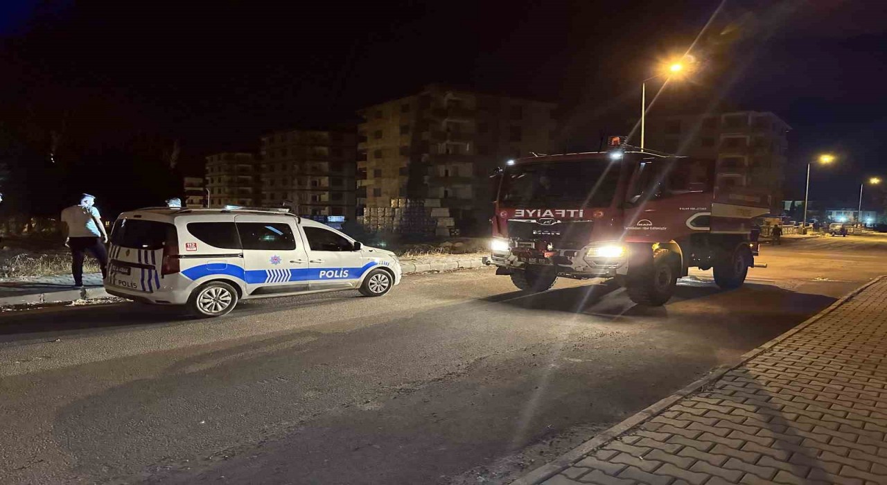 İnşaat malzemelerinin yanındaki otluk alan ateşe verildi