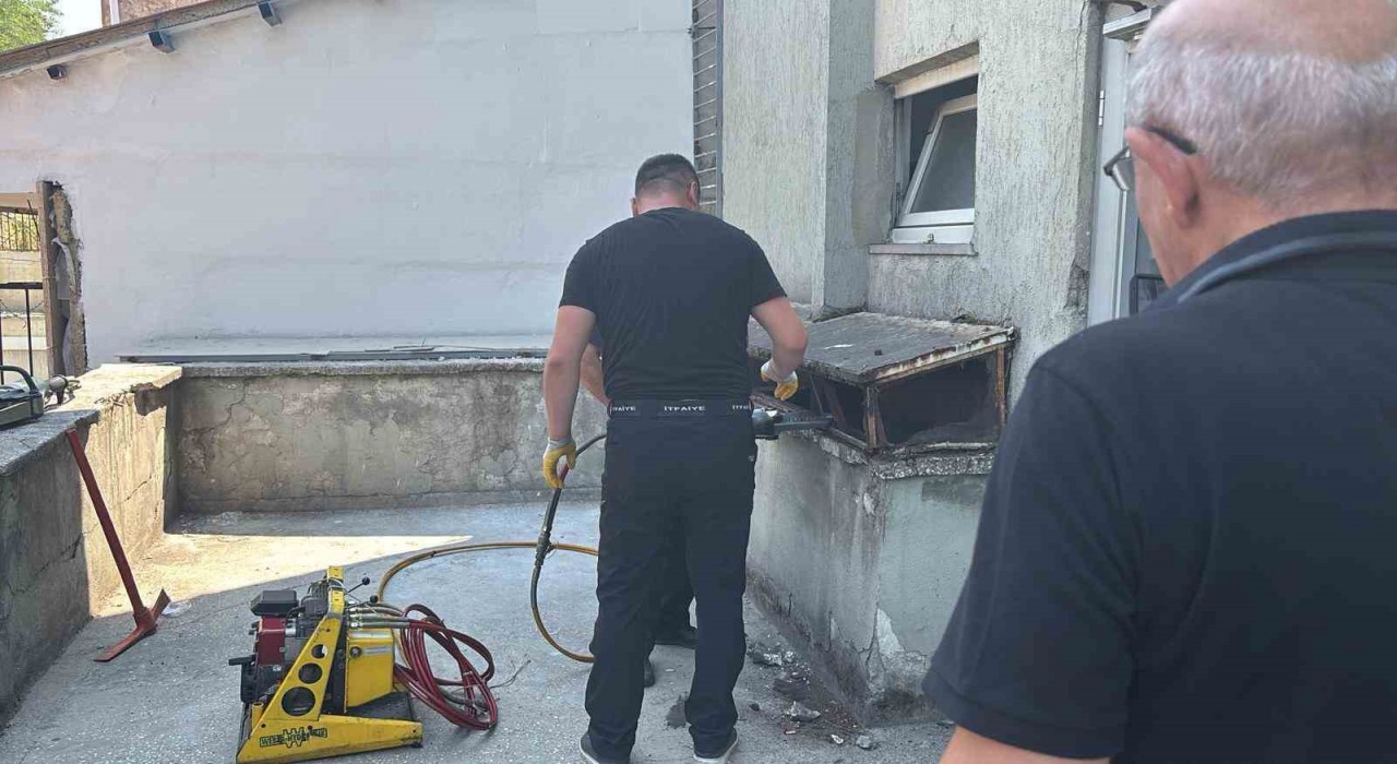 İş hanının havalandırma boşluğuna düşen kediyi kurtarmak için seferber oldular