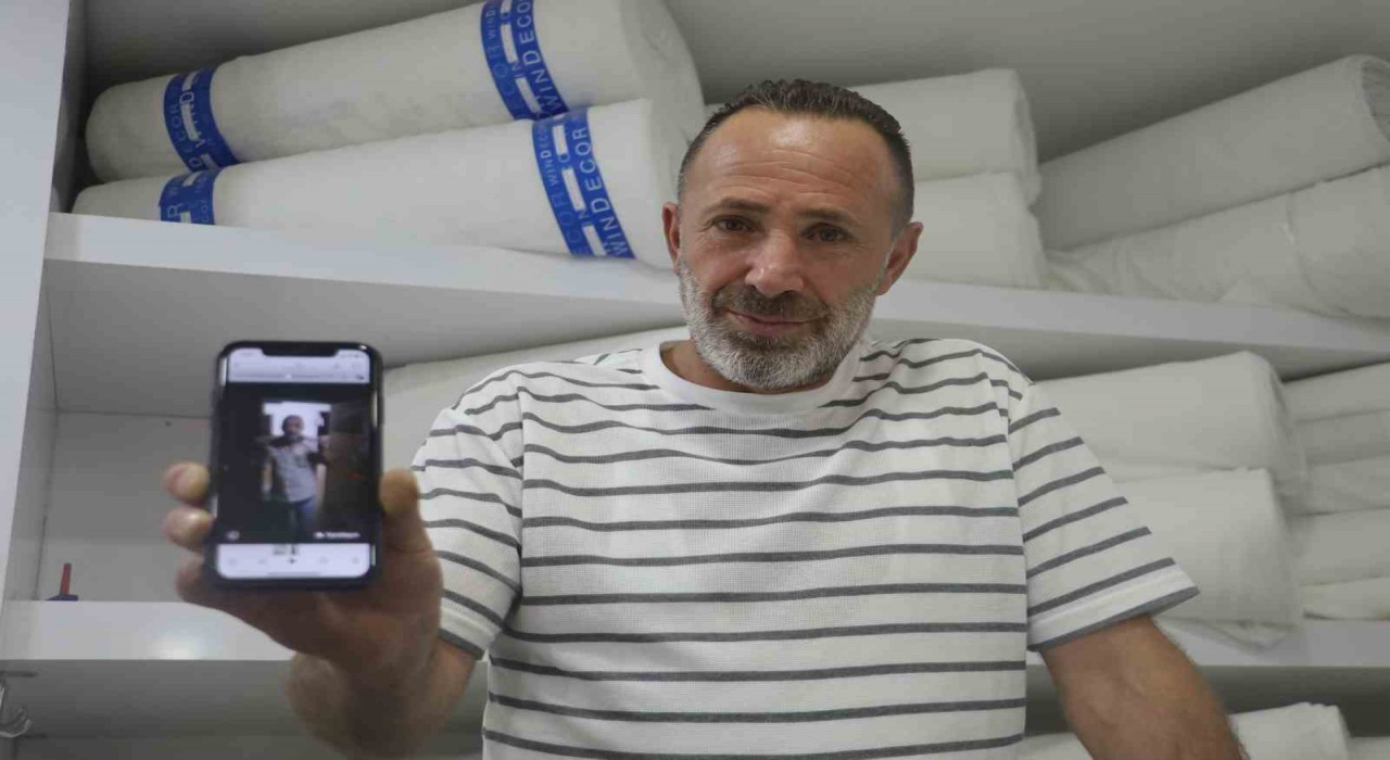 İş yerine giren 2 metrelik yılana kanka diye hitap edip boynuna doladı