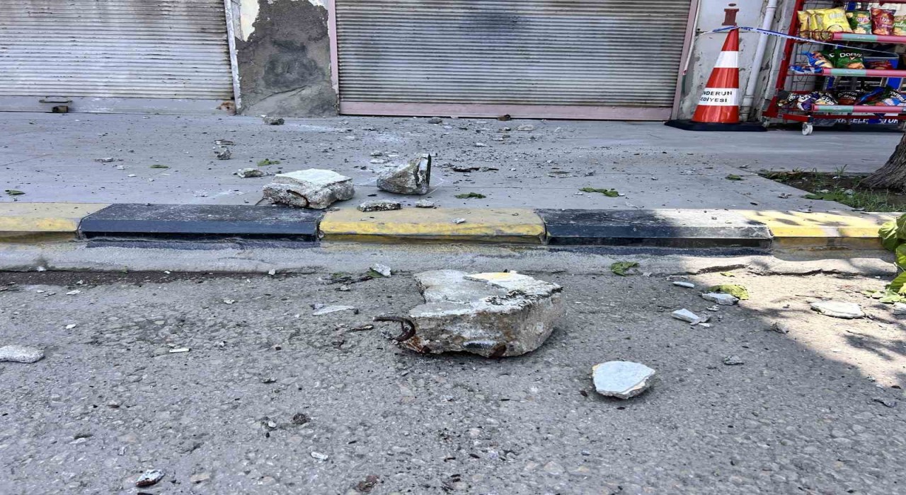 İskenderunda binadan kopan taş parçaları korkuttu