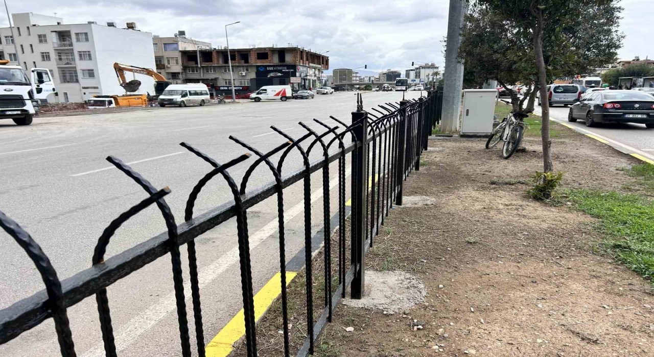 İskenderunda ölümcül kazalara karşı orta refüje demir korkuluk