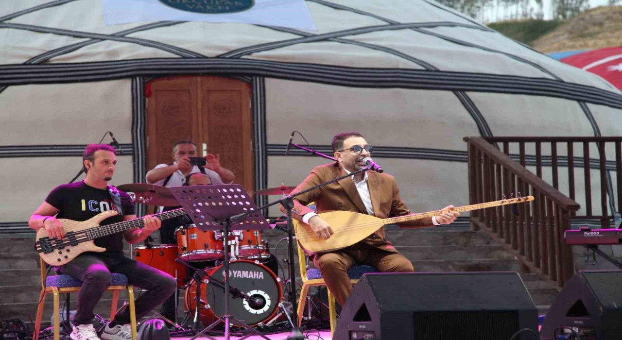 İsmail Altunsaray Ahlatta sahne aldı