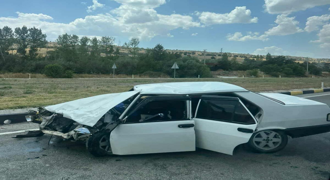 Ispartada kavşakta 2 otomobil çarpıştı: 2si çocuk 7 yaralı