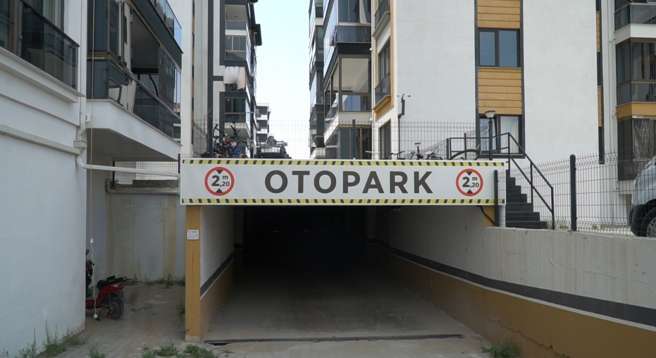 Ispartada sitenin otoparkındaki araçlara zarar veren kişi güvenlik kamerasında