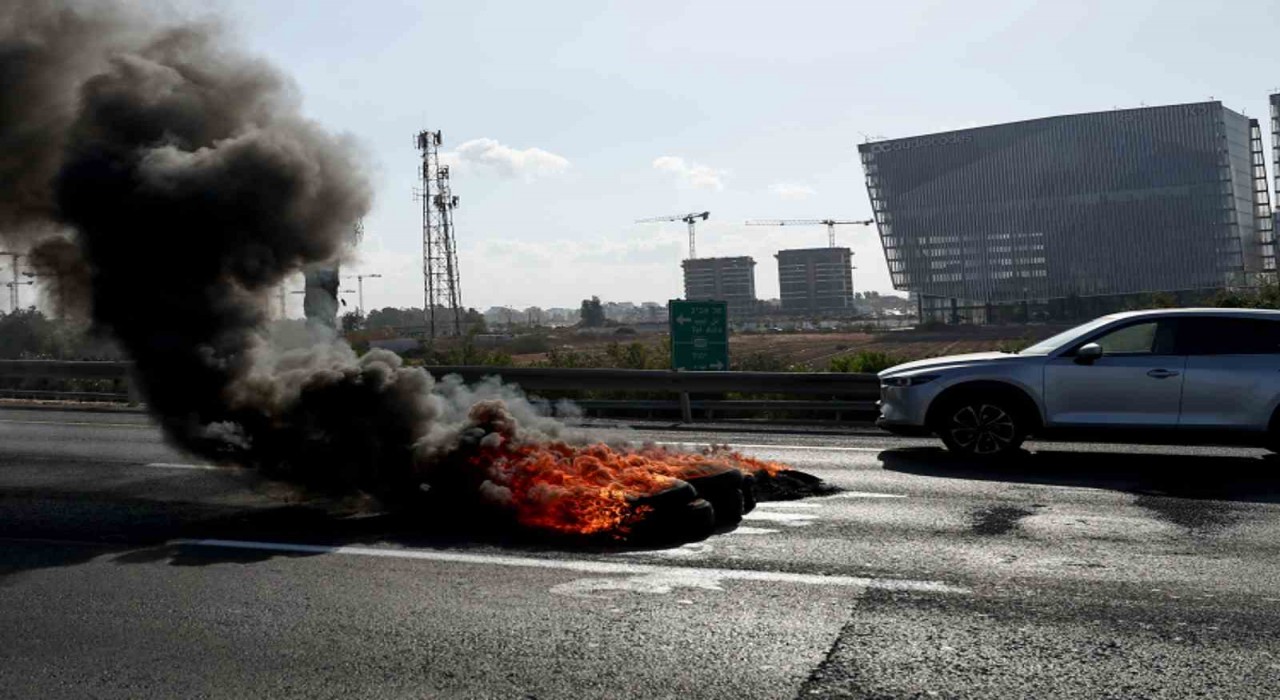 İsrail genelinde ateşkes protestosu: Otoyollar kapatıldı