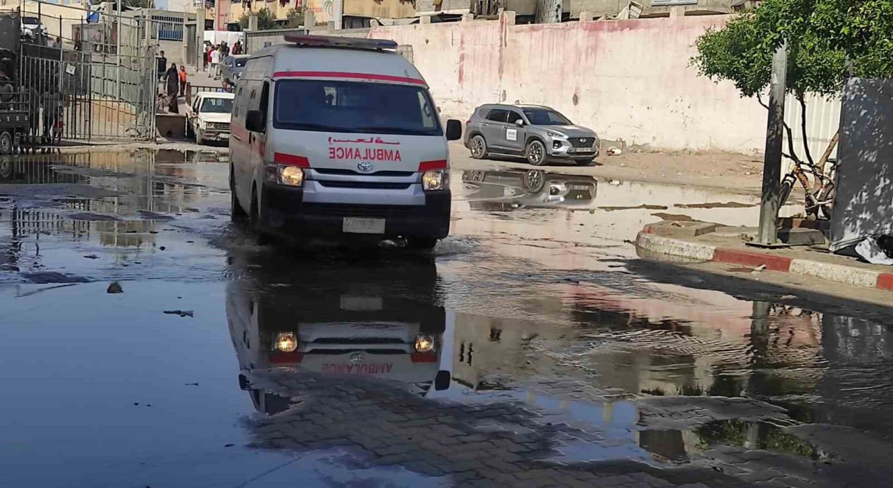 İsrailin Han Yunus saldırısında kanalizasyon patladı, Nasser Hastanesi sular altında kaldı