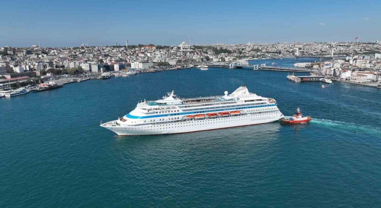 İstanbula Rusların dev yolcu gemisi geldi
