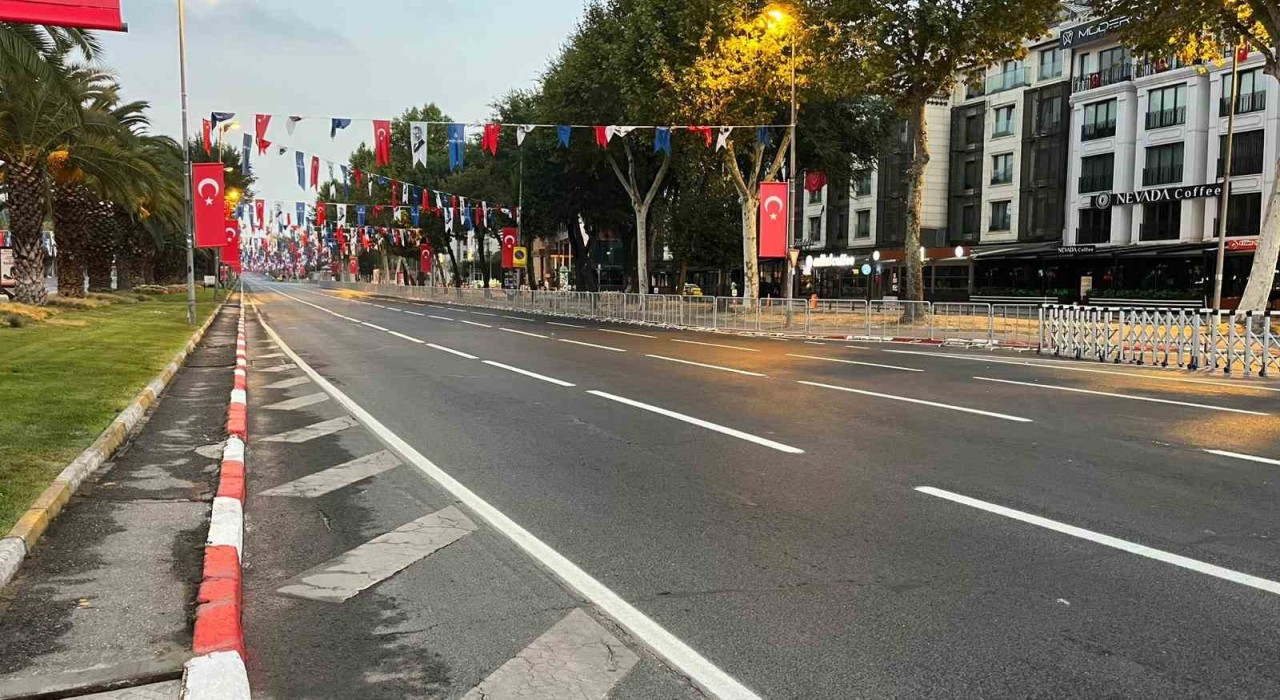 İstanbulda 30 Ağustos Zafer Bayramı kutlamaları nedeniyle Vatan Caddesi trafiğe kapatıldı