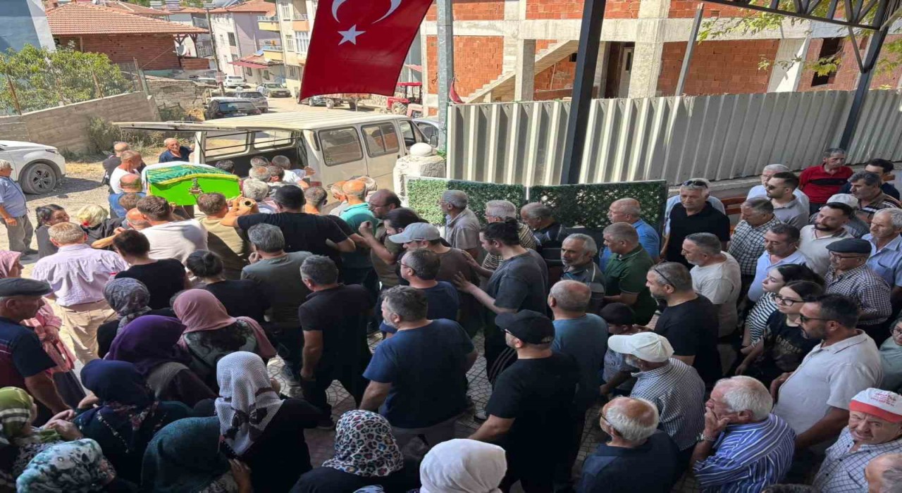 İstanbulda evinde ölü bulunan üniversiteli genç kız Amasyada defnedildi