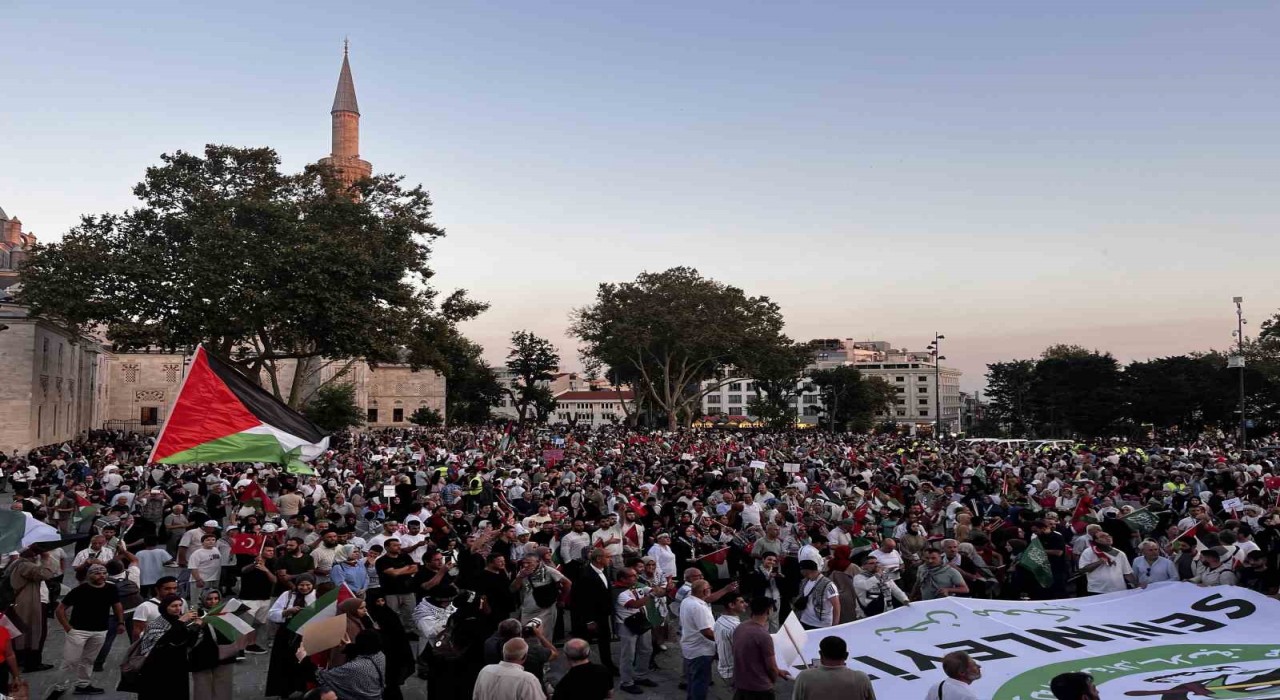 İstanbulda Gazzeye Umut Işığı Ol yürüyüşü: Binlerce kişi Ayasofya Camiine yürüdü