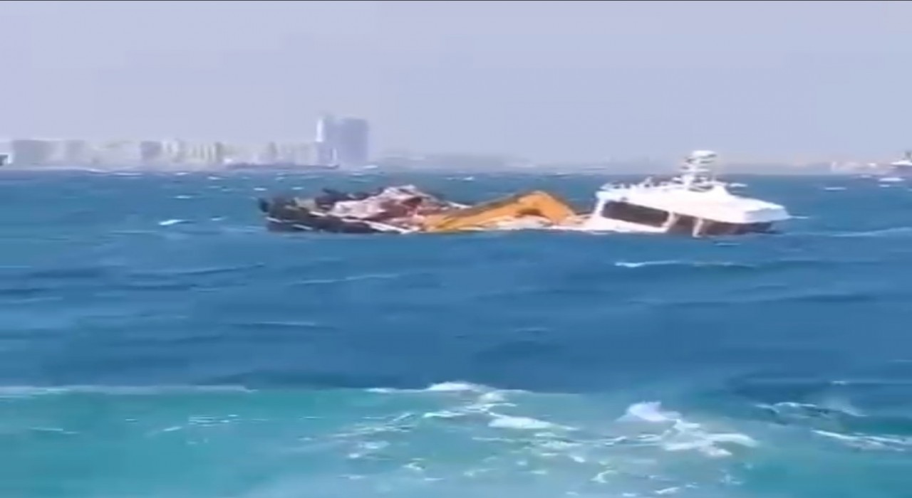 İstanbulda kuvvetli fırtınada gemi battı: 4 kişi kurtarıldı