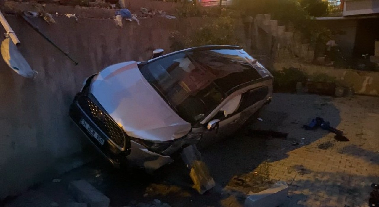 İstanbulda otomobil apartmanın bahçesine düştü: 1 yaralı