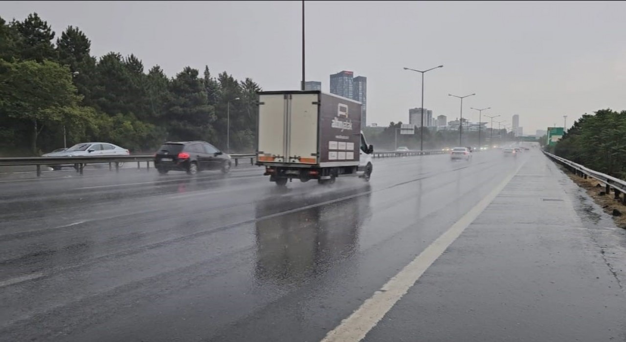 İstanbulda sağanak yağış Avrupa Yakasında etkisini sürdürüyor