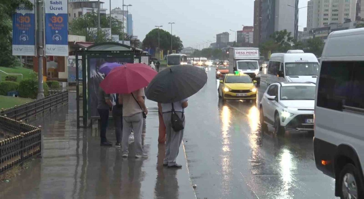 İstanbulda sağanak yağış sabah saatlerinde de etkisini sürdürüyor