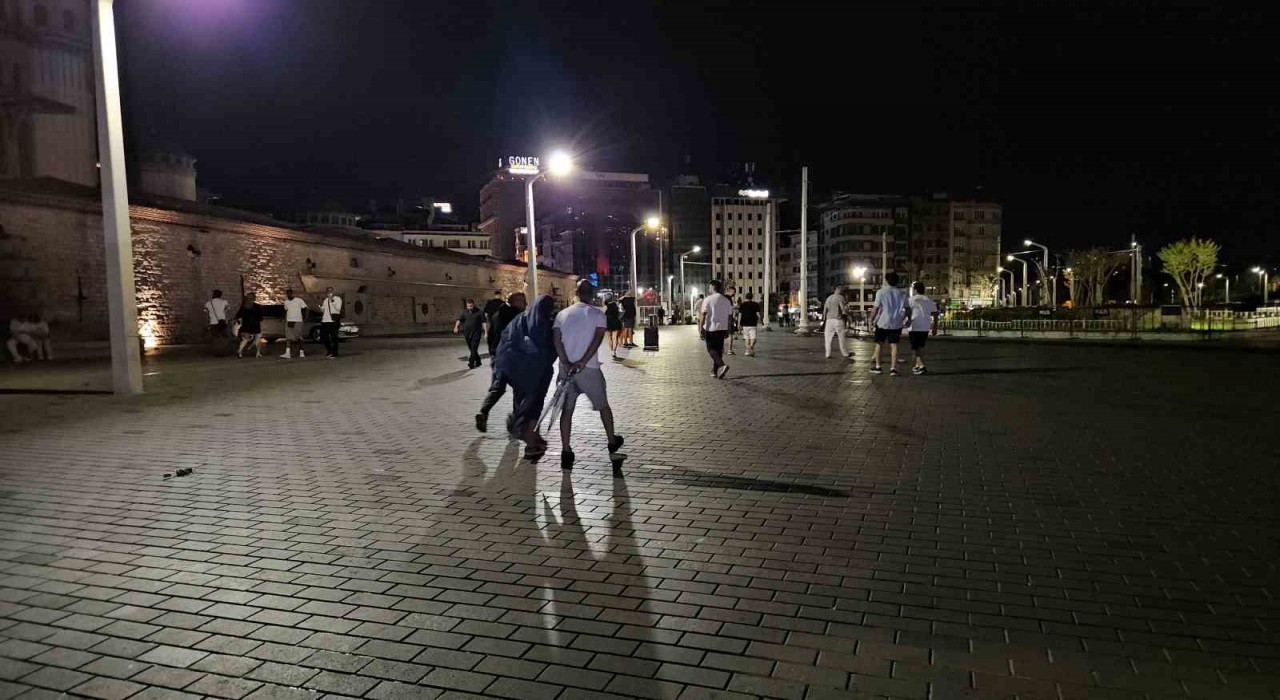 İstanbulda şimşekler geceyi aydınlattı