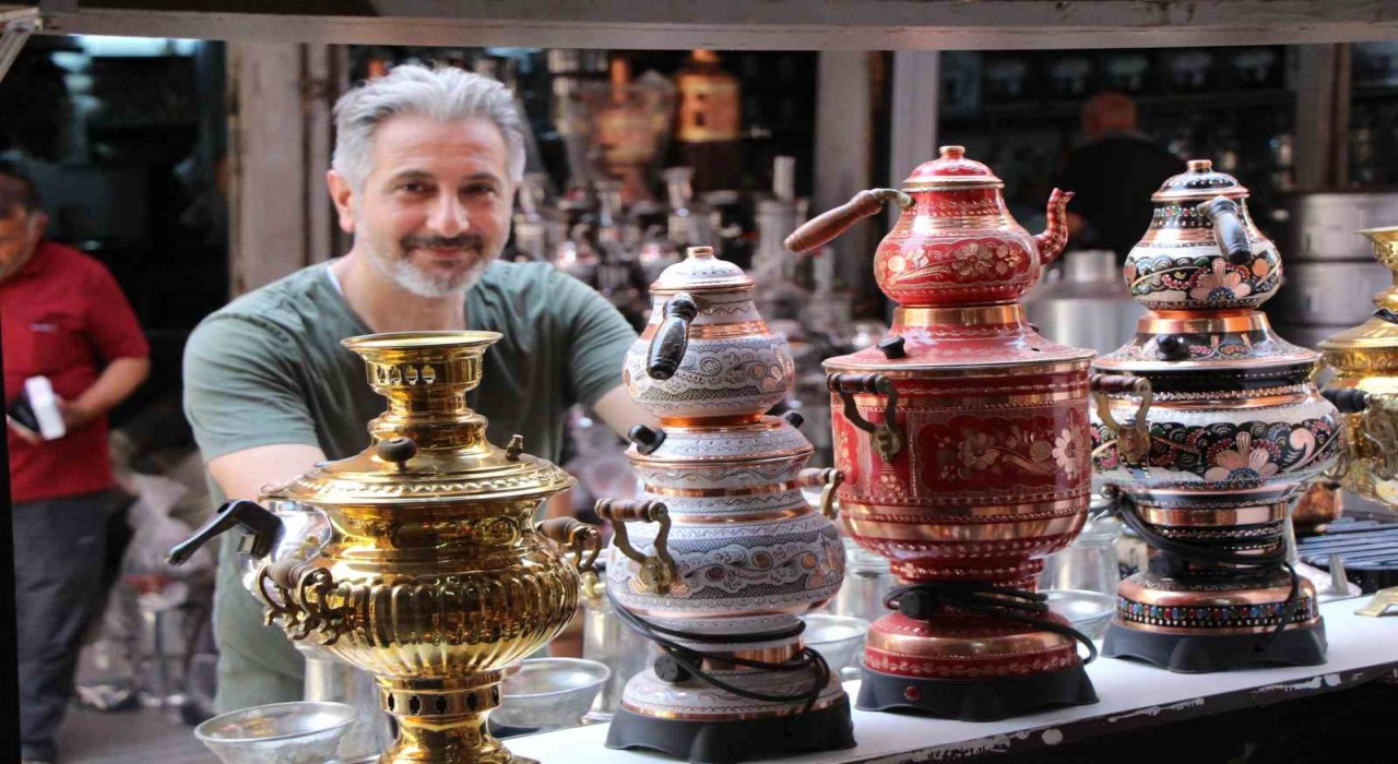 İstanbulda taksiciliği bırakıp memleketine döndü, şehrin son semavercisi oldu