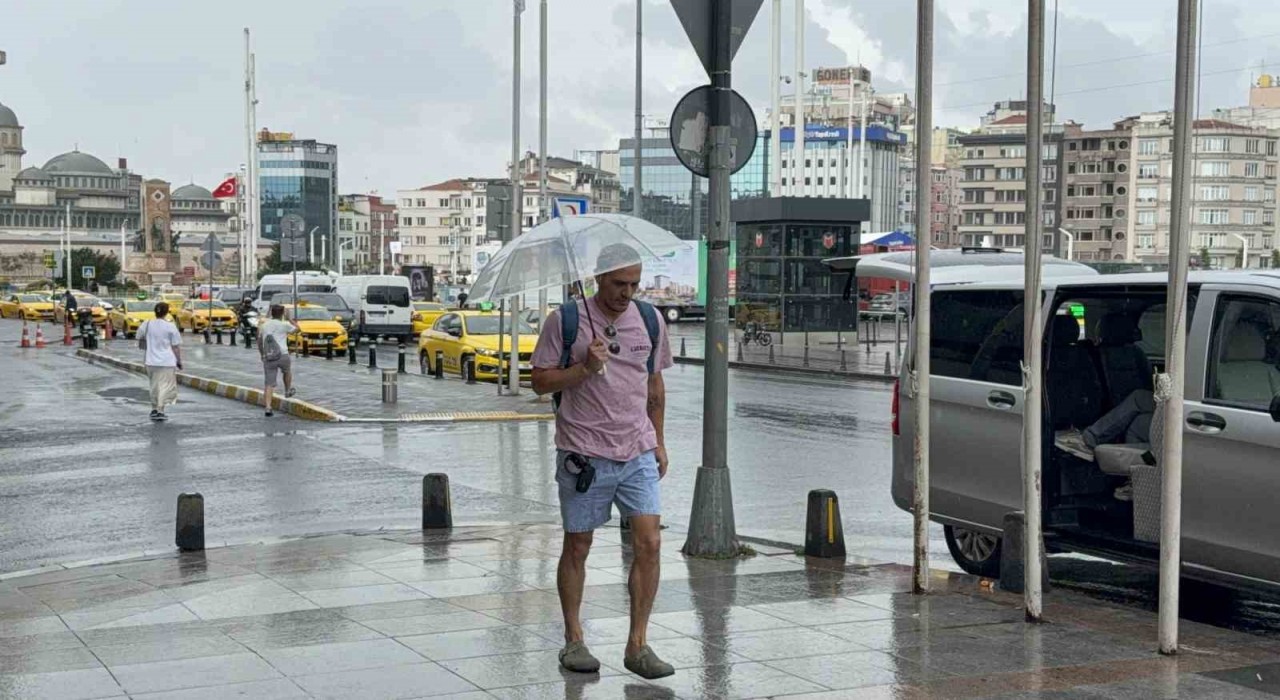 İstanbulda yağmur etkili oldu: Taksim Meydanı ve çevresinde bazı vatandaşlar şemsiye açtı