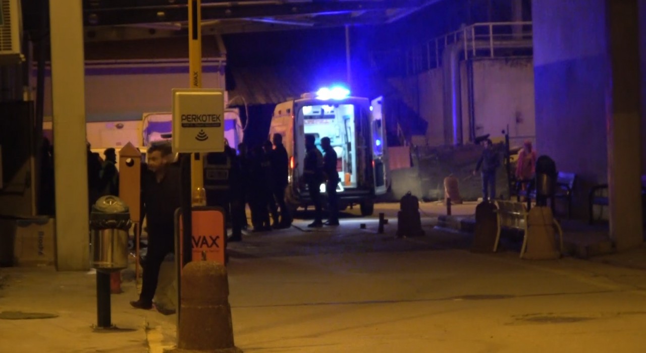 İzinsiz tezgah tartışması kanlı bitti: 2 zabıta memuru yaralandı