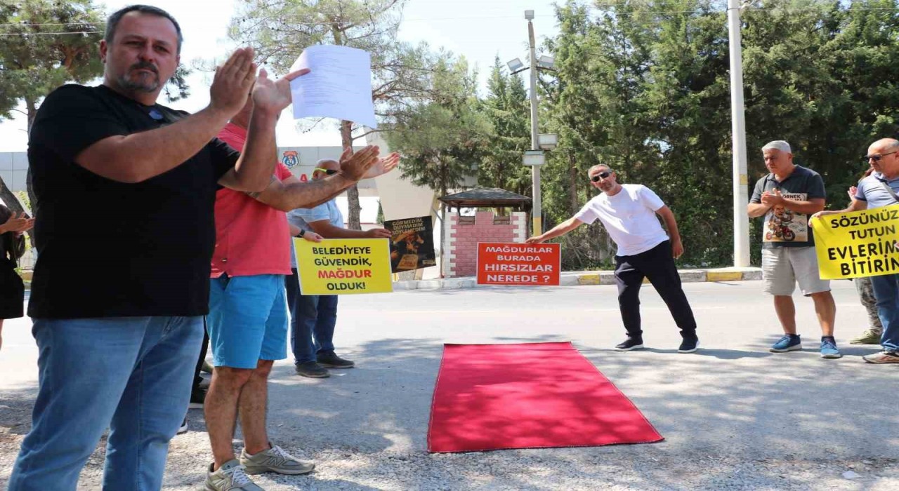 İzmir Büyükşehir Belediyesinin kooperatif mağdurlarından kırmızı halılı protesto