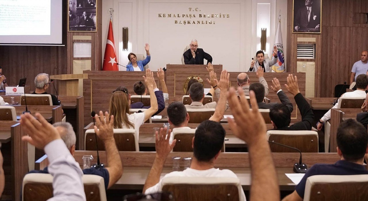 İzmirde CHPli Başkan ve meclis üyeleri ile AK Partili meclis üyesi arasında gerginlik