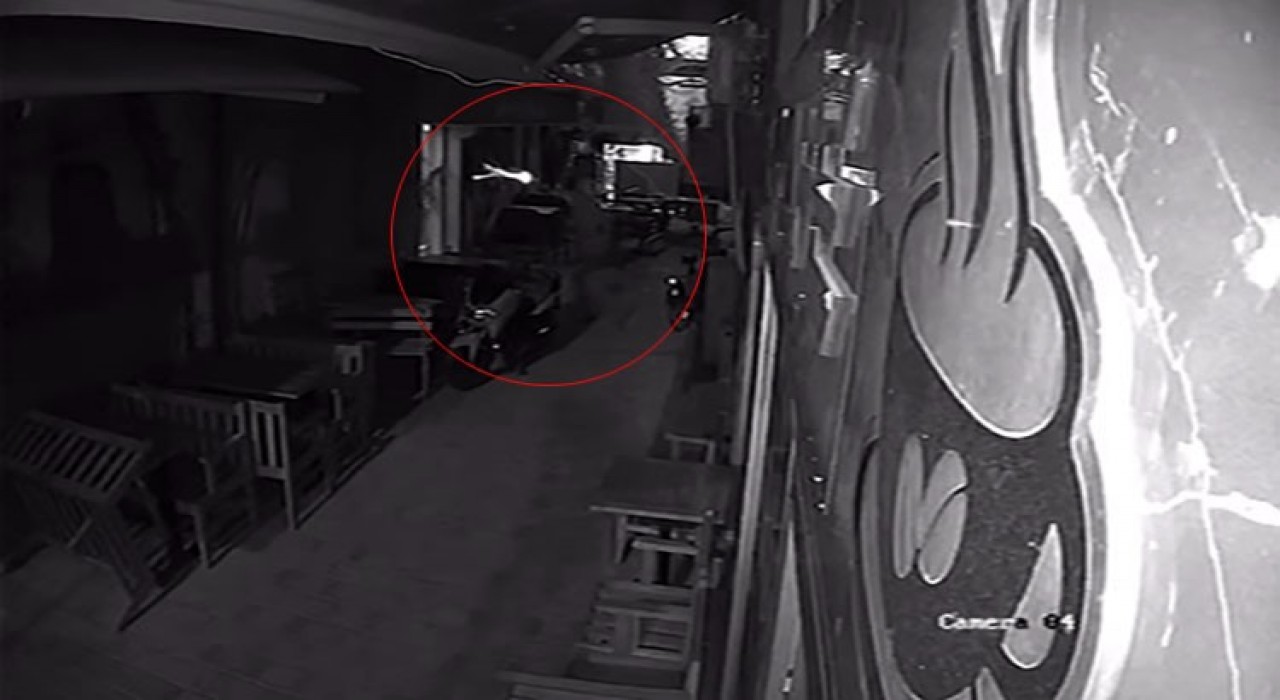 İzmirde gazete binasına silahlı saldırı kamerada