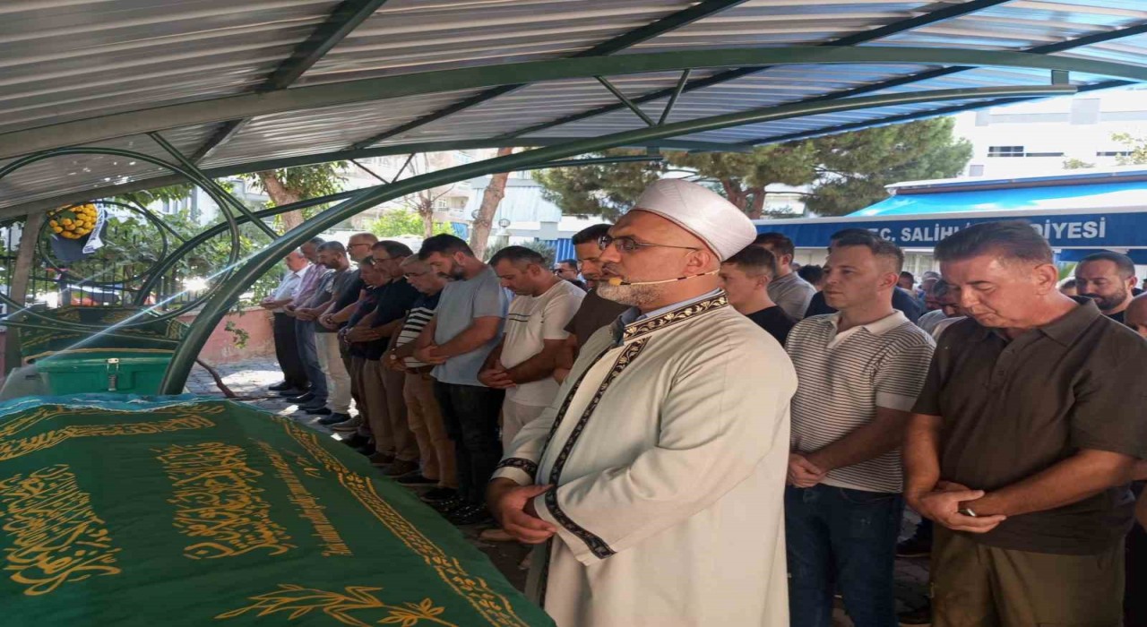 İzmirde kazada hayatını kaybeden çift Manisada toprağa verildi