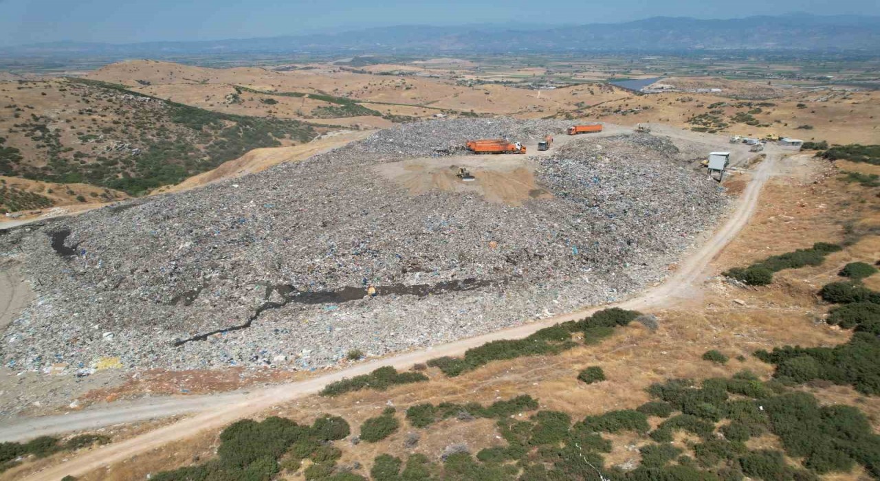 İzmirde mera alanında vahşi depolamada geri adım