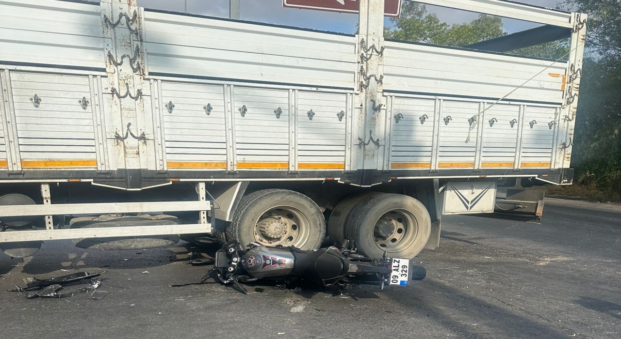 İzmirde motosiklet sürücüsü genç, kaza kurbanı