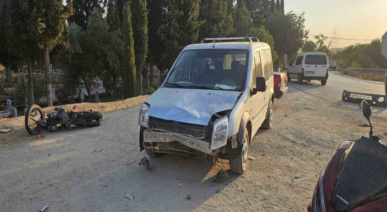 İzmirde otomobil ile motosiklet çarpıştı: 1 ölü