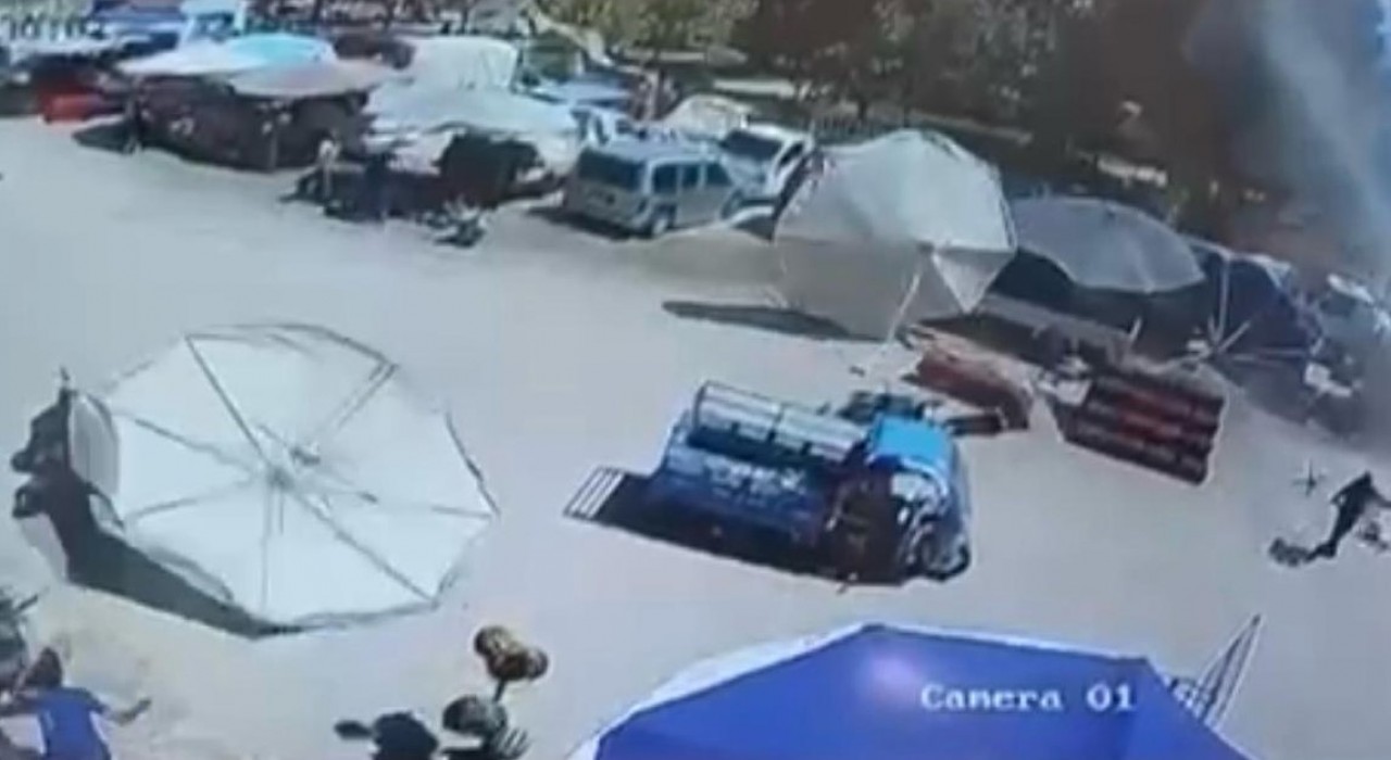 İzmirde pazar şemsiyesi hamile kadın ve çocuğunun üzerine düştü