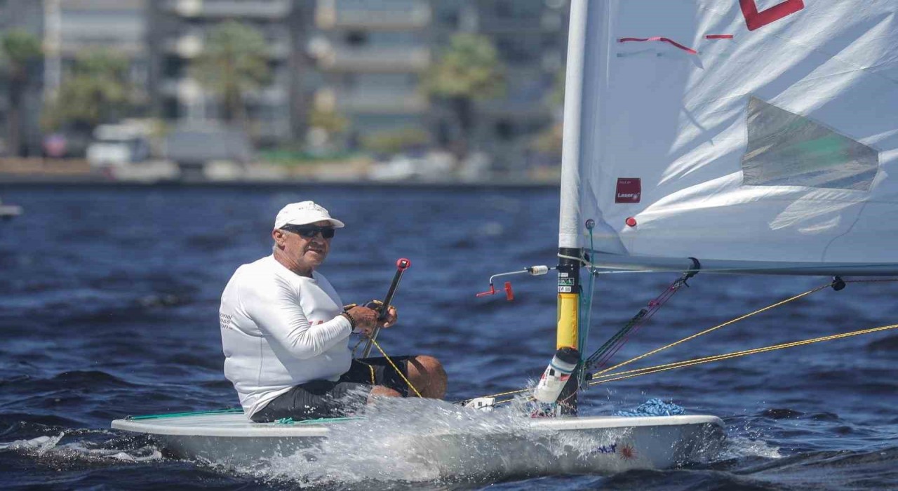 İzmirde yelken festivali başladı: ILCA Master Türkiye Şampiyonası Karşıyakada düzenleniyor