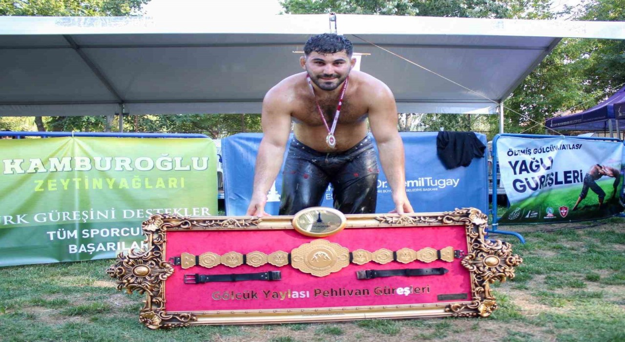 İzmirin yağlı güreş şöleninde başpehlivan Erkan Taş oldu