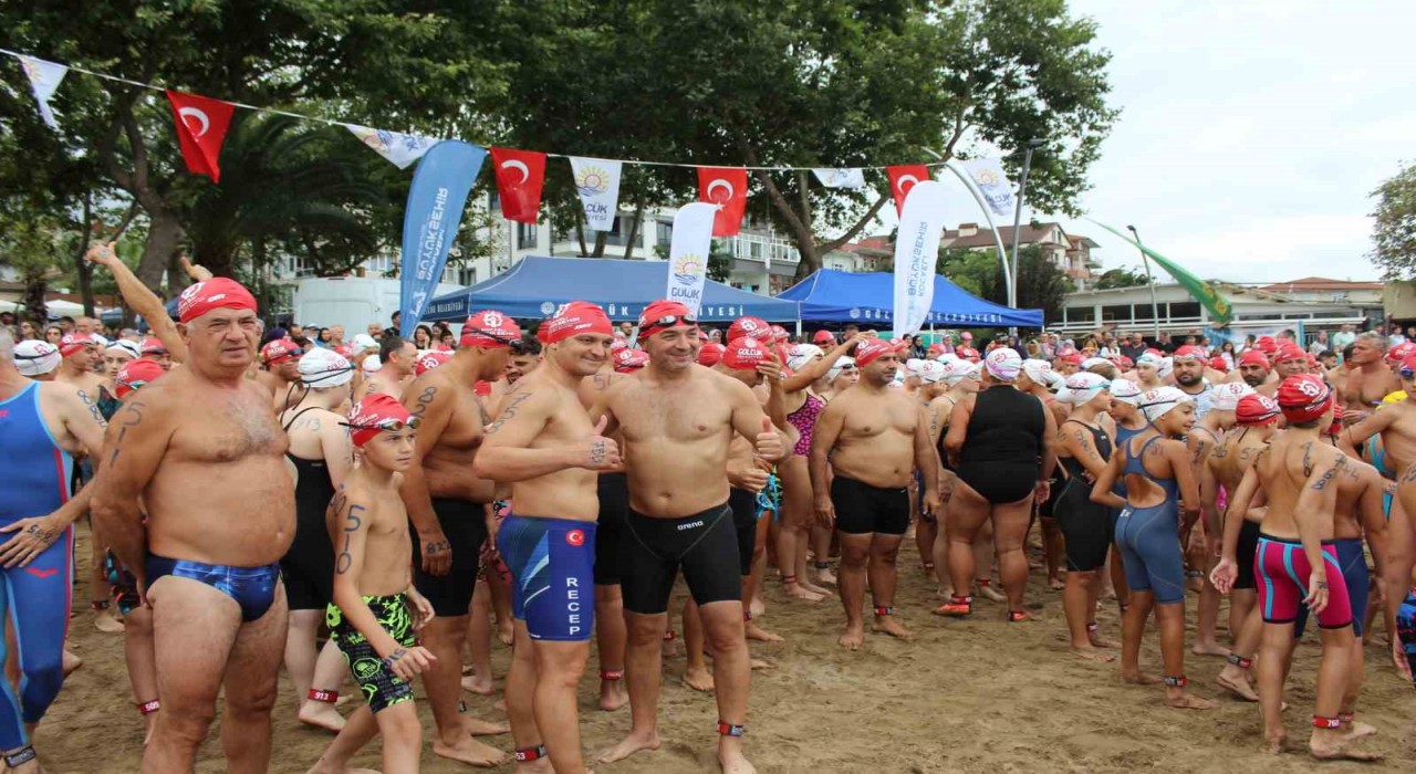 İzmit Körfezinde nefesler tutuldu: 343 kişi aynı anda 2 bin 600 metre kulaç attı