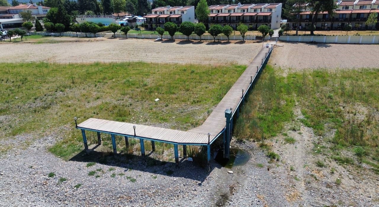 İznik Gölünün en büyük iskelesi karada kaldı