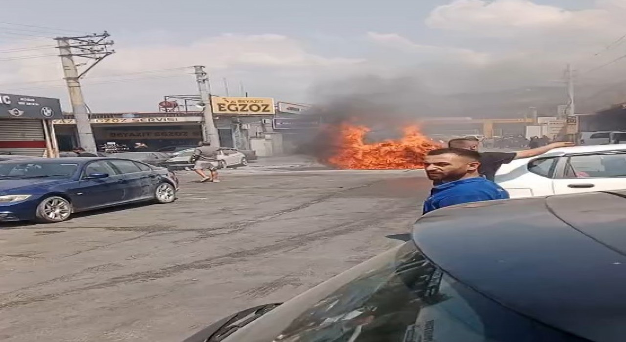 Jaguarın elektrikli arabası kendi kendine yandı