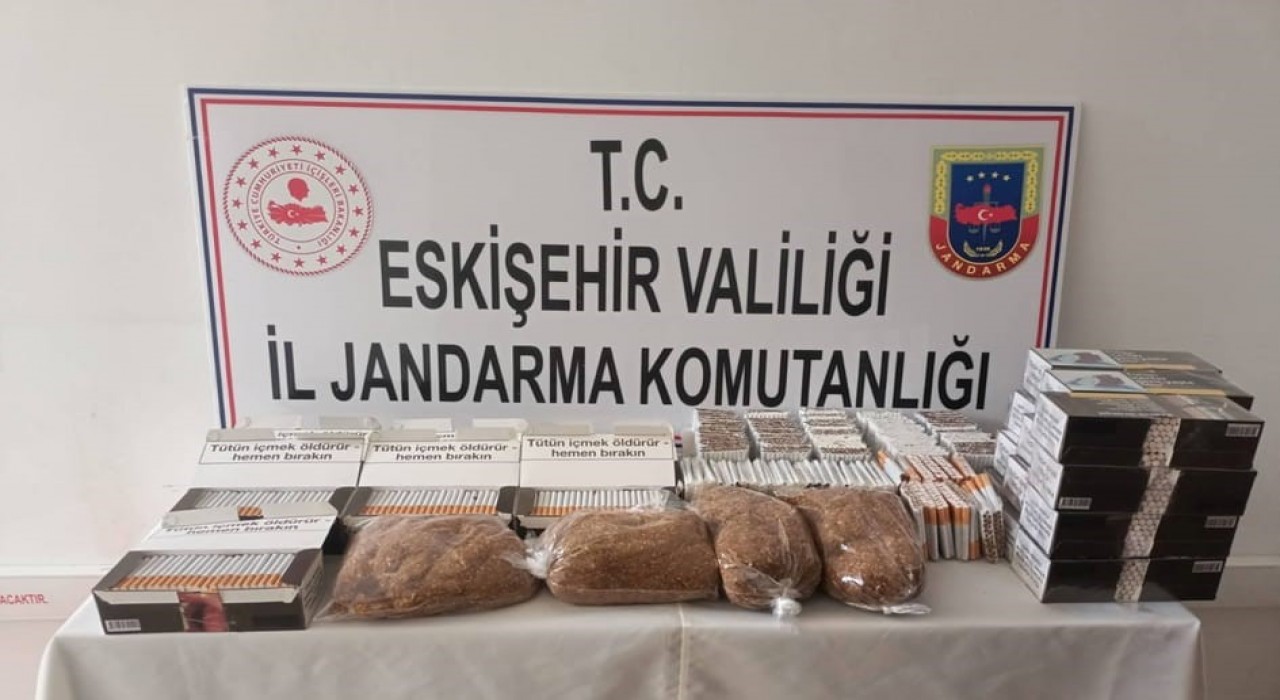 Jandarma 2 kilogram kaçak tütün ile 6 bin 640 makaron ele geçirdi